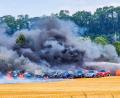 Bild: picture alliance/dpa/EinsatzReport24 | ER24
Ein Feuer hat Fahrzeuge auf einem Stoppelfeld am Rande des Bad Wimpfener Talmarktes zerstört.