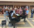 Bild: Stefan Daubner/exb
Die Schüler der 6. Jahrgangsstufe des Musischen Zweiges stellten sich nach dem Konzert zum Gruppenfoto auf.