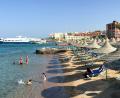 Symbolbild: picture alliance/Benno Schwinghammer/dpa
Für den Strandurlaub an die Ostsee oder lieber nach Ägypten? Je nachdem ändert sich auch die CO2-Bilanz.