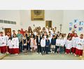 Bild: whü
40 Mädchen und Jungs aus der Pfarreiengemeinschaft Kirchenlaibach-Mockersdorf spendete Probst Eduard Fischnaller (Dritter von rechts) das Sakrament der Firmung.