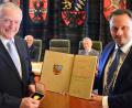 Bild: Kunz
Oberbürgermeister Jens Meyer (rechts) zeichnet Alois Lukas mit der Goldenen Bürgermedaille aus.