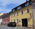 Bild: szl
In das Gebäude der ehemaligen Spenglerei Schneider (gelbes Haus) wollen die Inhaber und Betreiber des Hammerer-Zoigls nebenan (rotes Anwesen) Pensionszimmer und Wohnungen einrichten.