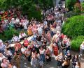 Bild: Peter Ringeisen/exb
Das Ehemaligenfest der Dr.-Johanna-Decker-Schulen, das in diesem Jahr zum ersten Mal stattfand, zog über 500 Besucherinnen an. Nur ein Teil von ihnen passte auf das Foto.