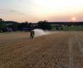 Bild: dob
Im Schein der untergehenden Sonne bewältigen die Oberlinder Feuerwehrleute eine Feldbrandübung. Fast ein idyllischer Moment, wäre nicht die Brandgefahr im Blick.