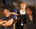 Bild: Hirsch
Die Familie ist pleite. Tochter Anna (Yvonne Hofmann, rechts) und Sohn Ben (Fabian Wolf, Mitte) geben die Rechnung für die Bestattung an ihre Mutter (Manuela Pürzel-Lehner, links) weiter. Doch die Witwe will davon nichts wissen.