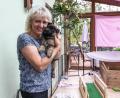 Bild: Susanne Forster
Kathrin Burger aus Themenreuth züchtet seit Jahren Tervueren, ihre Hundedame Bonnie hat kürzlich Nachwuchs bekommen. Im Arm hält sie einen der fünf Welpen.