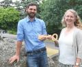 Bild: Gabi Schönberger
Den Schlüssel, den Hannelore Haberzett bekam, als sie 2004 das Kinderhaus St. Elisabeth in Windischeschenbach übernahm, gibt sie nun an ihren Nachfolger Peter Wasel weiter.