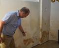 Bild: fz
"Das hat auch niemand in seiner Wohnung." Kirchenpfleger Markus Haug kann eine Vielzahl solcher abgeplatzten Stellen am Putz im Gotteshaus aufzeigen.