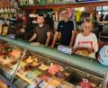 Bild: Portner
Daniela und Reiner Thunig produzieren und verkaufen seit 25 Jahren kühle Köstlichkeiten im Eiscafé „Primavera“ in Oberviechtach, derzeit unterstützt von Leonard Sorra (links) und dessen Bruder Klajdi (nicht im Bild).