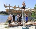 Bild: Harald Judas/fph
Die Bühne, auf der beim Naturraum Open Air am Samstag am Fichtelsee bekannte DJs auflegen werden, steht bereits seit einigen Tagen. Den Aufbau hat ein Team rund um Bürgermeister Sebastian Voit (vorne rechts) gestemmt.