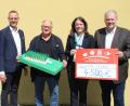 Bild: Kathrin Schmidt/exb 
Über die finanzielle Unterstützung freuten sich Ideengeber Wilhelm Koch (Zweiter von links), Stiftungsratsvorsitzender Thomas Pickel und die Stiftungsratsmitglieder Sonja Kalb sowie Landrat Richard Reisinger (von links).