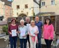 Bild: Jonas Dittrich/exb
Vilsecks CSU-Ortsvorsitzender Jonas Dittrich (Zweiter von rechts) konnte beim alljährlichen Sommerfest zusammen mit Birgit Barth (links) verdiente Mitglieder ehren.