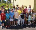 Bild: fdl
Die Hirschauer Kommunionkinder bei der Geldübergabe an Petra Waldhauser von der Selbsthilfegruppe (Mitte).