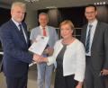 Bild: jr
Ministerialbeauftragte Anette Kreim überreichte an Oberstudiendirektor Matthias Weiser die Ernennungsurkunde und gratulierte Martin Putzlocher (rechts) zum stellvertretenden Schulleiter. Glückwünsche gab es dazu von Landrat Roland Grillmeier.