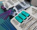 Bild: Wolfgang Steinbacher
Dieses Material aus Titan und Stahl wird zum Beispiel bei Knochenbrüchen im Körper verbaut. Die Unfallchirurgie am Klinikum St. Marien spendete Implantate und Osteosynthesematerial an die AG Ukrainehilfe Regensburg im Wert von 30.000 Euro.
