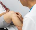 Bild: Michael Vogl/exb
Am Barmherzige Brüder Krankenhaus St. Barbara Schwandorf wird seit kurzem eine weitere Therapieoption für Patienten mit Arthrose und akuten Sportverletzungen angeboten.