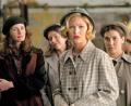 Bild: agentur_dpa
Die Dozentin Katherine Watson (Julia Roberts, links) steht in "Mona Lisas Lächeln" neben ihrer Schülerin Joan Brandwyn (Julia Stiles, Zweite von rechts) und deren Kommilitoninnen.