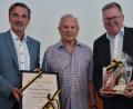 Bild: Stephan Huber
Norbert Fischer (Mitte) darf sich nun Ehrenvorsitzender des Amberger Stadtverbandes für Sport nennen. Der aktuelle Vorsitzende Wolfgang Meier (links) und Oberbürgermeister Michael Cerny (rechts) gratulierten.