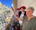 Bild:  Götz
Marktbürgermeister Karl Beer, Bürgermeister Frank Zeitler und Josef Holecek, Bürgermeister von Horsovsky Tyn, grüßen das Volk zum Auftakt des Mittelalterlichen Marktes in Nabburg.