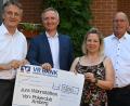 Bild: gf
Nach dem Poker-Turnier fließen 1200 Euro als Spende an die Jura-Wohnstätten. Von links: Erwin Stangl, Harald Schwartz, Caroline Pirner und Eduard Freisinger.