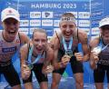 Bild: Marcus Brandt/dpa
Die neuen Triathlon-Mannschafts-Weltmeister vom Team Deutschland: (von links) Tim Hellwig, Annika Koch, Simon Henseleit und Laura Lindemann jubeln mit ihren Goldmedaillen nach der Siegerehrung