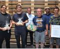 Bild: jr
Die Firma Weck-Holz GmbH nutzte das Sommerfest, um Mitarbeiter auszuzeichnen, zu verabschieden und neu im Betrieb zu begrüßen. Im Bild (von links) die neuen Facharbeiter Muhammed Özdemir und Thomas Waidhas, IHK-Geschäftsführer Florian Rieder, Rentner Alfred Wildenauer, Geschäftsführer Johannes Kirchner und Jubilar Christian Prüll.