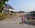 Bild: ak
Strom-, Breitband-, Kanal- und Wasserleitungen sind im Baugebiet „Kirchsteig“ bereits verlegt. Derzeit läuft der Straßenbau. Die Erschließung soll im August abgeschlossen werden.