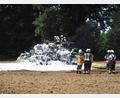 Bild: krb
Die brennende Maschine versinkt unter einem Schaumteppich, der die Flammen letztlich erstickt.