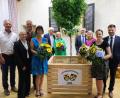 Bild: mab
Die Delegation aus Straß in der Steiermark hatte bei ihrem Besuch in der Partnergemeinde Schwarzenfeld einen Baum als Geschenk dabei.