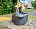 Bild: Gabi Schönberger
Wem gehören diese Füße? Wo ist der Rest? Die vor Jahren zerstörte Bronzeskulptur des Künstlers Günter Mauermann gibt Rätsel auf.