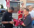 Bild: mr
Eines seiner letzten Autogramme als Club-Stürmer: Kwadwo Duah (links) am Freitagabend beim Fanclub-Besuch in Schwandorf.