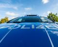 Symbolbild: David Inderlied/dpa/Illustration
Auf der Motorhaube eines Streifenwagens steht der Schriftzug „Polizei“. In Marktredwitz ermitteln die Beamten wegen einer Sachbeschädigung in der Ottostraße.