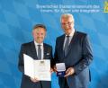 Bild: Sebastian Widmann
Tobias Reiß erhielt die Kommunale Verdienstmedaille in Bronze aus Händen von Innenminister Joachim Herrmann.