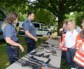 Bild: bey
Die Beamtinnen und Beamten des Zolls zeigen den interessierten Besucherinnen die sichergestellten widerrechtlich eingeführten Waffen.