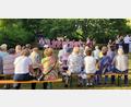 Bild: cro
Gebannt lauscht das Publikum den Liedern bei der Sommerserenade, bei der die "Blaskapelln", der Kirchenchor und der Männergesangverein für Unterhaltung sorgen.