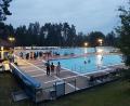 Bild: Lions-Club Weiden/exb
Besondere Atmosphäre in der Dämmerung: Heuer gibt es eine Neuauflage des 24-Stunden-Schwimmens im Weidener Schätzlerbad.