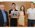 Bild: gf
Stolz sind die Schülersprecher der Dreifaltigkeits-Mittelschule, dass ihrer Schule das Gütesiegel Demokratie verliehen wurde (von links): Rektor Udo Leitz, die Schülersprecher Rus Firas und Anastasia Gerlach sowie Projektleiter Christoph Hollweck.
