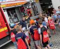 Bild: exb/Feuerwehr
Viele Fragen der Kinder beantwortet Zweiter Kommandant Markus Lindner zur Ausrüstung der Fahrzeuge.