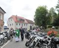 Bild: bey
Stadtpfarrer Adam Karolczak segnet in Begleitung von Ministrant Hans Beugler in der Lederkluft und Ersten Polizeihauptkommissar Martin Zehent die entlang des Stadtweihers geparkten Motor- und Kleinkrafträder.