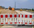 Bild: Florian Miedl/fph
Auf dem Gelände im Gebiet Rathaushütte in Lorenzreuth, links neben der Straßenbaustelle, wird das Gefängnis gebaut werden. Im Hintergrund ist die Autobahn zu sehen.
