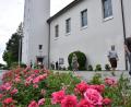 Bild: Stephan Huber
Die Pfarrei Hl. Familie am Bergsteig blüht auf und atmet auf. Die Sanierungen am Gotteshaus sind nach fünf Jahren beendet. Doch ein Missstand bleibt.