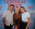 Archivbild: tr
2019 machten Autorin Rita Falk und die Schauspieler Sebastian Bezzel (Franz Eberhofer) und Lisa Maria Potthoff (Susi) auf ihrer Promotion-Tour Halt im Cineplanet in Tirschenreuth. Am 8. August feiert der neueste Film "Rehragout-Rendezvous" Vorpremiere im Freibad Erbendorf. Tickets sind bereits verfügbar.