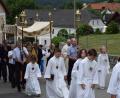 Bild: bnr
In der eucharistischen Prozession ziehen die Gläubigen singend und betend durch den Ort.