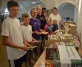 Bild: jr
Eine große Nachfrage gab es beim Bücherflohmarkt im Gewölbesaal, präsentiert von Annika Grassold (Dritte von links) und Gudrun Schiml (Dritte von rechts). Hier konnten alte Bücher gegen eine Spende erworben werden.