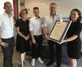 Bild: mma
Die Ehrenurkunde der IHK Regensburg lässt Moritz Thamm, Steffi, Markus und Peter Baumann mit Dominique Mommers (von links) um die Wette strahlen.