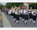 Bild: jr
Angeführt von der Ernestgrüner Blasmusik bewegte sich ein stattlicher Kirchenzug vom Marktplatz bis zum Freizeitareal am Dorfteich.