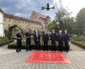Bild: Christine Hollederer
Testflug der neuen Drohne im Rosengarten unter den Augen der Piloten Christopher Richter und Alwin Holzner sowie Landrat Richard Reisinger, Kreisbrandrat Christof Strobl, Kreisbrandinspekteur Armin Daubenmerkl, Ehrenkreisbrandrat Fredi Weiß und Kreisbrandmeister Dominik Ernst von der Fachgruppe Drohne.