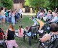 Bild: do
Moderiert von Rosi Schuller erfreut der Singkreis der Pfarrei Kirchenthumbach im Hausgarten der Blechmühle die vielen Besucher mit einem erfrischenden Freiluftsingen.