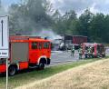 Bild: Gabi Schönberger
Vor der Abzweigung ins Industriegebiet Brandweiher auf der B470 hat am Montagmittag ein mit Holzpellets beladener Lastwagen gebrannt. Laut Polizeiangaben ist niemand verletzt worden, der Lkw dafür total beschädigt.