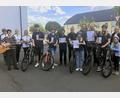 Für die Radwallfahrt nach Fuchsmühl warben Monika Prüll (Zweite von links) vom Singkareis "Cantiamo", Vertreter der Radsportgruppe Immenreuth, Ministranten von "Maria Hilf", Pfarrer Joseph (Achter von rechts), Bürgermeister Wolfgang Braun (Siebter von rechts) und der Geschäftsführer der Steinwald-Allianz, Martin Schmid (Fünfter von rechts).